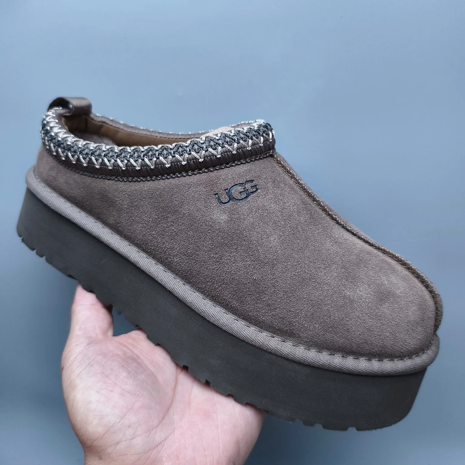 💰440 UGG sheepskin all-in-one snow boots 2553 co-branded national trend style thick-soled one-leg women’s snow boots🐾~ 🍭 A co-branded trendy item launched with well-known designer brands Feng Chen Wang and TELFAR. Zhou Dongyu & Wang Jiaer’s same style Fang Kete boots. The slip-on design makes it easy to put on and take off, and can be used indoors or outdoors. The exotic edging design is eye-catching, and it is definitely worth buying~ 🍭Material: cowhide➕sheep fur Outsole: rubber (light wing technology) 🍭Color: black, maroon, sand, dark green, light gray, chocolate, beige, walnut, brown, dark gray, red 🍭Number of codes: 35-42